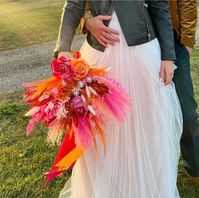 Want to make a statement with this fun hot pink and orange disco ball everlasting bouquet?! It is made up of artificial roses, disco balls, preserved and dried flowers including pampas grass. These bouquets are amazing if you would like a keepsake from your wedding day, they will last years and they need little to no maintenance!  Each bouquet is bespoke, made in my workshop in Oxfordshire, no two are the same. Please get in touch if you're wanting to tweak anything such as the colour or swappin