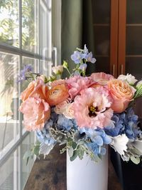 Peach, blue, hydrangeas, roses, pink rose, arrangement, florist, flowers, birthday, valentines, chinese, korean, japanese, singapore, asian florist, chinese florist, korean florist, ranunculus, orange ranunculus, natural lighting