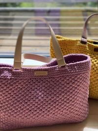 This beautiful shopper bag with imitation leather base is an absolute "must have" for all bag lovers! The bag is worked in Hobbii Ribbon, which is available in an abundance of gorgeous colours. Make your own shopper bag using your favourite colour and pick out the perfect handle in our wide selection of bag accessories. Have fun!