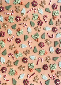 #polymerclay #polymerclayartist #polymerclayart #christmas #clayslab #clayscenery #pinkchristmas #gingerbread #holly #holidayart #pinkslab