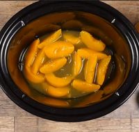 How to make a slow cooker peach cake