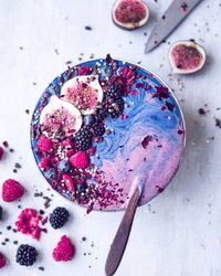 back to that creamy oat & berry smoothie i made a little while ago (who else loves adding oats to their smoothie?). because of those blue swirls (hello blue spirulina ‍♀️),