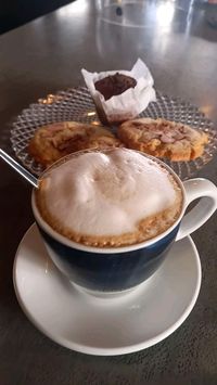 #cockies caseras de chocolate con leche , muffin de chocolate negro y capuchino