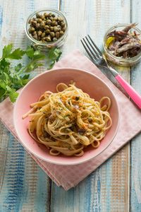 We're back with a special Italian Recipe: Anchovy Pasta With Capers and Garlic Breadcrumbs is cheap, quick, and easy to make, perfect for your last hot summer days! Try it now and leave a comment below to let us know if you liked this recipe! 😋