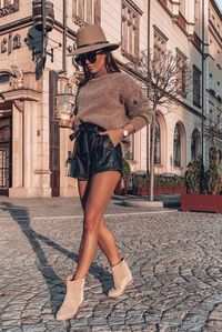 10 Outfits femeninos con shorts negros de piel