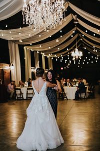 Bride surprised her mom with a song and dance to give her mom a special moment on her daughter’s big day