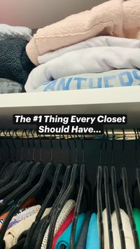 Get your closet organized with one simple solution, matching hangers. Check out our other must-have organizers with our FREE guide 👇🏻🆓