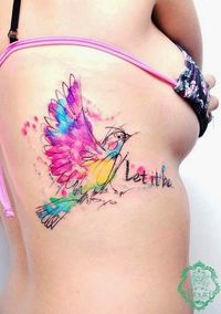 Los tatuajes más hermosos y atractivos que una mujer puede hacerse en las costillas