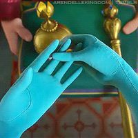 Elsa is Take off her gloves