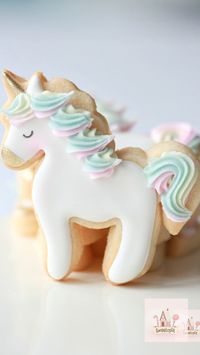 How to decorate simple unicorn cookies with royal icing. Full, more detailed video tutorial on blog post. #unicorn #decoratedcookies #cookies #unicorncookies #tutorial #howto #royalicing #icingcookies #unicorndecoratedcookies #rainbow #pastels