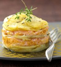 Découvrez la recette de Mille-feuille de pomme de terre au saumon, Plat à réaliser facilement à la maison pour 4 personnes avec tous les ingrédients nécessaires et les différentes étapes de préparation. Régalez-vous sur Recettes.net