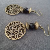 Boucles d'oreilles bronze avec perle noire facettée plate