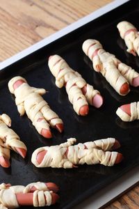 Cute Halloween mummy dog! This halloween appetizer is perfect for parties or just as a fun and easy dinner idea for the kids this fall!