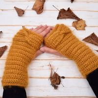 Thick, gorgeous and wonderfully warm wrist warmers. They are crocheted from one thread Alpaca Silk and one thread Kid Silk. The rib-pattern gives them a great fit and adds some extra softness and thickness. The wrist warmers are decorated with a cute "knot"-detail which can be attached on the hand or around the wrist. Use it together with the lovely headband in the same series. Difficulty level: Beginner. Crochet hook: size 4,5 mm (US 7). #hobbiidesign #hobbiialpacasilk #hobbiikidsilk