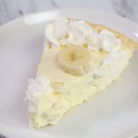 Easy Banana Cream Pie - This recipe has all the delicious flavors of good old-fashioned banana cream pie but is literally done in minutes. Takes only 5-ingredients and is the most simple banana cream pie recipe ever! #bananas #pie #pierecipe #easy #easyrecipe #nobake #dessert #dessertrecipe #recipe #recipevideo #videos #iheartnaptime