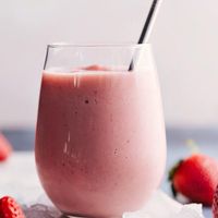 This smoothie shop copycat recipe — Jamba Juice® Strawberry Wild is made with apple juice, frozen fruit, ice, and some frozen vanilla yogurt. #breakfast #quick #easy #simple #delicious #banans #strawberries #jambajuice #strawberrywild