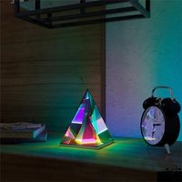 Vous voulez ajouter une touche d'élégance à votre maison ? La lampe pyramide infini est une magnifique lampe de table en verre dichroïque qui ajoutera une touche d'él�égance à n'importe quelle pièce. Elle est parfaite pour le salon, le bureau ou la chambre à coucher. La lampe est fabriquée avec du verre dichroïque qui a subit un traitement de surface d'oxydes métalliques. Ce qui permet de réfléchir une vision différente sur chaque angle de la pyramide intérieure ! Sa conception vient des innovati