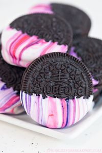 These DIY Marbled Oreos are super easy to make and they look pretty amazing too! | Sprinkles for Breakfast