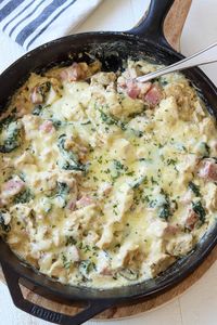 Try this healthy chicken cordon bleu casserole and you’ll be addicted. Your favorite cordon blue ingredients in a casserole recipe only much easier to make, plus fresh veggies are added! A one-pot skillet dinner from stovetop to oven. Using pre-cooked chicken and ham makes this an easy to make weeknight dinner. #cordonblue #casserole #lowcarb #keto #skillet #healthyrecipe #chicken #ham #swiss #onepot #dinnerrecipes #weeknight meal