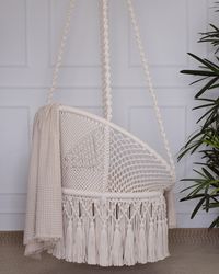 Lançamento: Cadeira Imperatriz 👑 Design autoral, moderna e sofisticada, produzida com a técnica do macrame, uma peça única, resultado de um processo 100% artesanal e acabamento de alto padrão, conferindo-lhe uma imponência inigualável. Esta peça é uma releitura do nosso icônico design Imperial, que ao longo dos anos se destacou como um sucesso de vendas no ateliê devido ao seu design e acabamento singulares. A Imperatriz se torna a protagonista de qualquer decoração, perfeita para diversos...