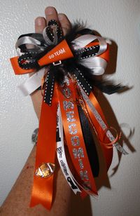 @Reagan Haley Haley Robertson something like this might be cute for the cheerleaders! we could make these!! Homecoming Finger Mum. $10.00, via Etsy.