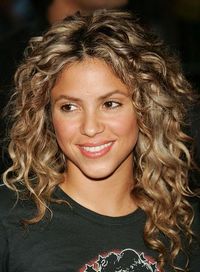 Curly Hair Peinados - 20 Amazing Hairstyles For Curly Hair For Girls. urly hair seems unmanageable with its undefined coily strands, dryness, frizzy tangles, and itchy scalp. But, with the right kind of care and styling, your curly locks can look like a dream. #Hairstyles #CurlyHairstyles #CurlyHair