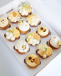 Matching normal and mini cupcakes to go with the cute cake 🐝🌻 | Instagram