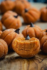 Want to bring your Fall treats to the next level? Don't look any further than these creamy Pumpkin Cheesecake Truffles, featuring all of the tastiest autumn flavors in adorable, bite-sized packages.