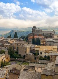 Orvieto is a beautiful hilltop town in Umbria and offers visitors all kinds of ancient, Medieval and Renaissance attractions to see. Including the Torre del Moro tower which provides 360-degree views of the town. #orvieto #italianpanorama #torredelmoro #italytravel #daytripsfromrome #umbriantowns