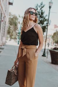 Trend Alert: Paperbag waist pants | High Waisted Trousers | Paperbag pants | Paperbag pants high waist outfit | High waist pants work | High waist pants outfit | Khaki pants outfit work | Khaki pants outfit spring | Tie waist pants outfit | Leah Behr