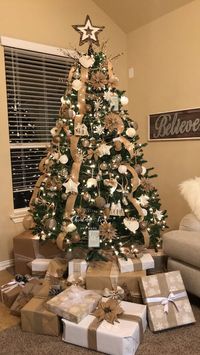 Looking for chic white and gold Christmas tree ideas? Check this post for the best white and gold Christmas tree decorating ideas for an elegant and dreamy holiday!