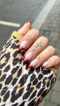 winter chrome nails, bow nails, bow winter nails, christmas nails, red nail tips