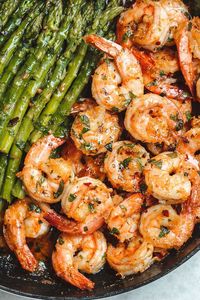 Lemon Garlic Butter Shrimp Recipe with Asparagus - #eatwell101 #recipe - So much flavor and so easy to throw together, this #shrimp #dinner is a winner! - #recipe by #eatwell101®