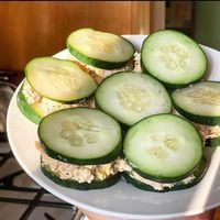 For an easy snack or light lunch, check out thess tuna cucumber sandwiches 😍 Head to @noglutenplease_ for the super nourishing recipe 👆 📷 @noglutenplease_ . #SafeCatch #SafeCatchFoods #SafeCatchTuna #ShopSafeCatch #tunarecipes #healthyliving #mercurytested #sustainabletuna #healthyfood