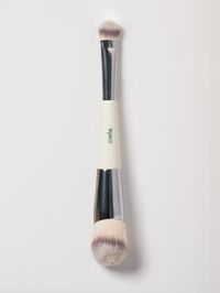 WHAT'S INCLUDED A dual-ended precision complexion brush designed to conceal and blur imperfections. A blender brush designed to blend with precision. A dual-ended complexion brush designed to evenly blend cream or liquid foundations and concealers.