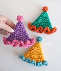 Mini Crochet Party Hats - Repeat Crafter Me