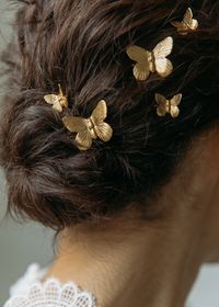 If you've loved our bestselling Mazarine Bobby Pin, the Pippa Bobby Pin Set is the ideal accoutrement. This set of five is comprised of sprightly golden butterflies of different sizes, complete with intricately etched details. We love the versatile Pippa Bobby Pins mixed with the beloved Mazarine Bobby Pin, as well as the classic Perla Bobby Pins.