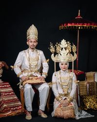 Prewedding menggunakan baju adat lampung pepadun, sumatra. Pakaian tradisional Indonesia. Indonesia traditional costume. Pic from instagram: hansstudio18 #culture #budaya #tapis #clothes #attire #outfit #asia #bride #bridal