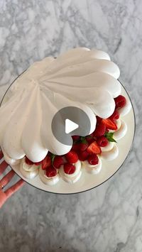 Valentine Gaveau | Mamma Pavlova 🌷 on Instagram: "BIG SHELL PAVLOVA - pour réaliser ces deux coquillages j’ai utilisé 2 x 150 g de blancs d’œufs ! Et pour le moule j’ai utilisé un moule à clafoutis en silicone ! Retrouvez toutes les astuces et recettes pour réussir votre meringue sur mon profil 🐚💜🌞 #meringue #pavlova #pastry #food #patisserie #recettefacile"