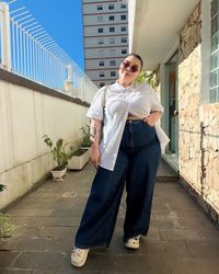 #instagram #aesthetic #genz #crocs #plussizefashion #denim #widelegpants�✨Look Plus Size: camisa aberta + wide leg + crocs | Plus size looks, Fashion, Plus size fashion#CrocsStyle #CrocsForLife #CrocsAddict