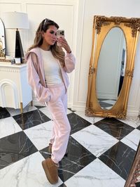 Elevate your loungewear style with this aesthetic light pink sweat set that’s both comfy and cute! Perfect for lounging at home, traveling, work-from-home days, or casual everyday wear, this two-piece hoodie and cargo sweatpants combo is a wardrobe essential. Style it with a basic long-sleeve tee and trendy Uggs for a laid-back, stylish vibe. Trust me—you’ll want to live in it all fall and winter! Pink Sweatpants Outfit | Lounge Wear | Cozy Outfit Ideas | Travel Outfit | Emily Ann Gemma