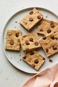 Packed with 12 grams of protein each these no-bake protein bars are delicious and super easy to whip up. They're the perfect snack to meal prep for the week.