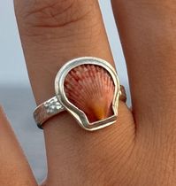 Seashell ring with a shell picked at Barcelona beach. Made by hand in silver 925. The inner diameter of the ring is 17.42mm.