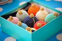 A Christmas Bauble Tutorial.   I would love to have them all in pale blue!