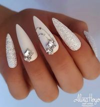 30 Chic New Year's Nail Ideas Perfect for The Holidays