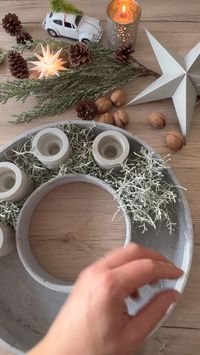 Mit dem Betonring von House Doctor, etwas Stacheldraht und Kerzenhaltern kann man ratzfatz einen Adventskranz oder aber nur ein festliches Tischgesteck zaubern.