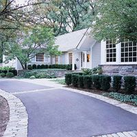 ress up the driveway If your driveway is cracked or stained or has vegetation sprouting from it, you can upgrade it without doing a complete redo. First repair the cracks and stains (and kill the weeds), then dress it up by staining the concrete or affixing flagstones. If you need more room to move your car or park, add stone, brick, or pavers to the sides of the drive to widen it with flair.