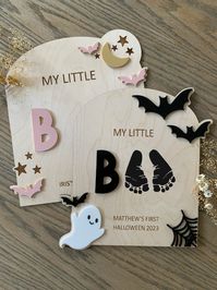 What a beautiful keepsake to create a memory of your baby's 1st Halloween. Two different sized options and two different color choices. For your child's name personalization, enter it in "Family Name/Quote Field". Ink for footprints not included.