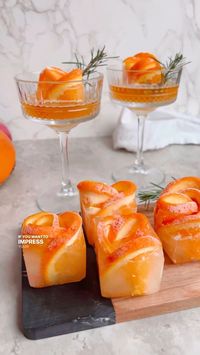 𝐎𝐫𝐚𝐧𝐠𝐞 𝐑𝐨𝐬𝐞 𝐈𝐜𝐞 𝐂𝐮𝐛𝐞 𝐓𝐢𝐩𝐬: • Slice the oranges thin enough that they easily bend, but not so thin they break. • Use a large silicone ice cube tray, I have one in my Amazon storefront. The cubes come out much easier. • Don’t fill the trays with too much water, half (or less) full with water. • Once frozen you can store these in a bag in your freezer for weeks. Pop them in a drink to impress your guests this holiday season. #holidayhacks #holidayhosting #holidaysathome