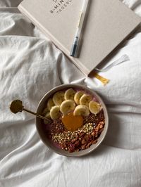 breakfast in bed, journal, 6 Minuten Tagebuch, smoothie bowl, healthy breakfast inspo, vanilla girl aesthetic